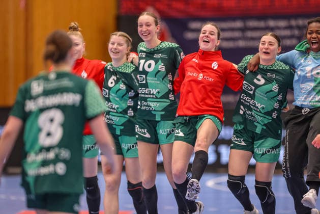 GER, Bensheim, HSG Bensheim Auerbach Flames vs TuS Metzingen, Alsco Handball Bundesliga Frauen, Handball, DHB, Spielzeit 2025 2026, Weststadthalle Bensheim, 16. Spieltag im Bild: HSG Bensheim Auerbach Flames gewinnen gegen die TuS Metzingen Handball Frauen, Jubel, Freude und Emotionen nach dem Sieg DFB DFL REGULATIONS PROHIBIT ANY USE OF PHOTOGRAPHS AS IMAGE SEQUENCES AND OR QUASI-VIDEO, 07.02.2026 Copyright: HMBxMedia HendrikxHamelau