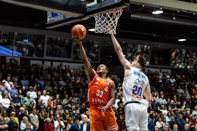 GER, easy-Credit Basketball-Bundesliga, Niners Chemnitz - Syntainics MBC. 07.02.2026, Messe, Chemnitz, GER, easy-Credit Basketball-Bundesliga, Niners Chemnitz - Syntainics MBC. Eric Washington (Niners Chemnitz, 33), Perttu Blomgren (Syntainics MBC, 20) Foto Alexander Trienitz Chemnitz Messe Sachsen Deutschland