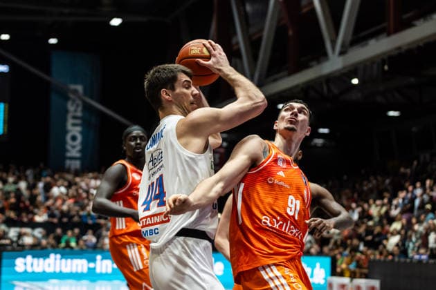 GER, easy-Credit Basketball-Bundesliga, Niners Chemnitz - Syntainics MBC. 07.02.2026, Messe, Chemnitz, GER, easy-Credit Basketball-Bundesliga, Niners Chemnitz - Syntainics MBC. Jure Planinic (Syntainics MBC, 44), Kevin Yebo (Niners Chemnitz, 0) Foto Alexander Trienitz Chemnitz Messe Sachsen Deutschland