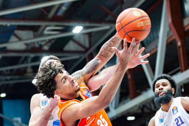 07.02.2026, xomx, Basketball easyCredit BBL Bundesliga, NINERS Chemnitz - MBC Syntainics Weißenfels v.l. Roman Bedime (Niners Chemnitz) und Planinic Jure (SYNTAINICS MBC) im Zweikampf am Ball Chemnitz