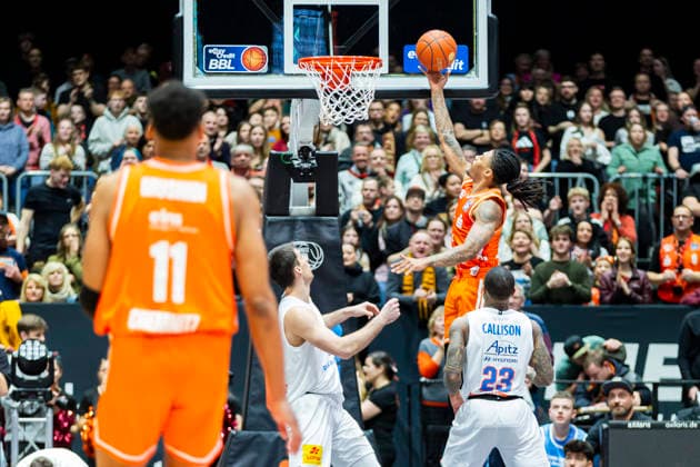 07.02.2026, xomx, Basketball easyCredit BBL Bundesliga, NINERS Chemnitz - MBC Syntainics Weißenfels v.l. Nike Sibande (Niners Chemnitz) am Ball. Chemnitz
