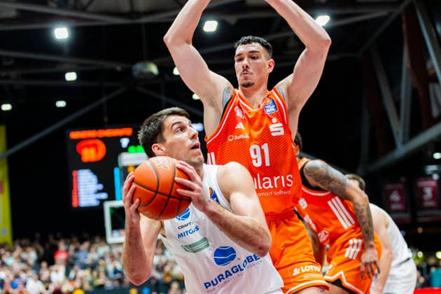 07.02.2026, xomx, Basketball easyCredit BBL Bundesliga, NINERS Chemnitz - MBC Syntainics Weißenfels v.l. Planinic Jure (SYNTAINICS MBC) am Ball im Zweikampf mit Yordan Minchev (Niners Chemnitz) Chemnitz