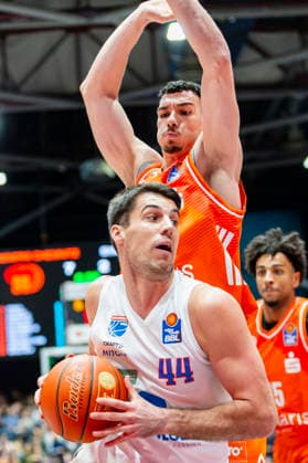 07.02.2026, xomx, Basketball easyCredit BBL Bundesliga, NINERS Chemnitz - MBC Syntainics Weißenfels v.l. Planinic Jure (SYNTAINICS MBC) am Ball im Zweikampf mit Yordan Minchev (Niners Chemnitz) Chemnitz