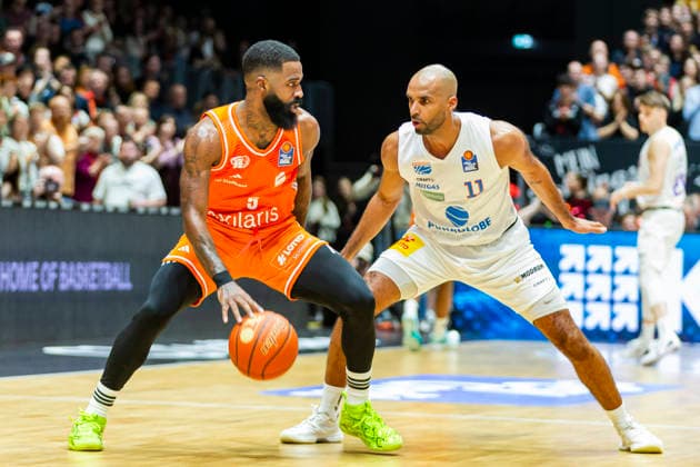 07.02.2026, xomx, Basketball easyCredit BBL Bundesliga, NINERS Chemnitz - MBC Syntainics Weißenfels v.l. Corey Davis Jr. (Niners Chemnitz) am Ball im Zweikampf mit Vargas Akeem (SYNTAINICS MBC) Chemnitz