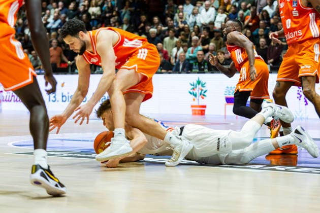 07.02.2026, xomx, Basketball easyCredit BBL Bundesliga, NINERS Chemnitz - MBC Syntainics Weißenfels v.l. Blomgren und Jordan Schakel (Niners Chemnitz) i Zweikampf am Ball. Chemnitz