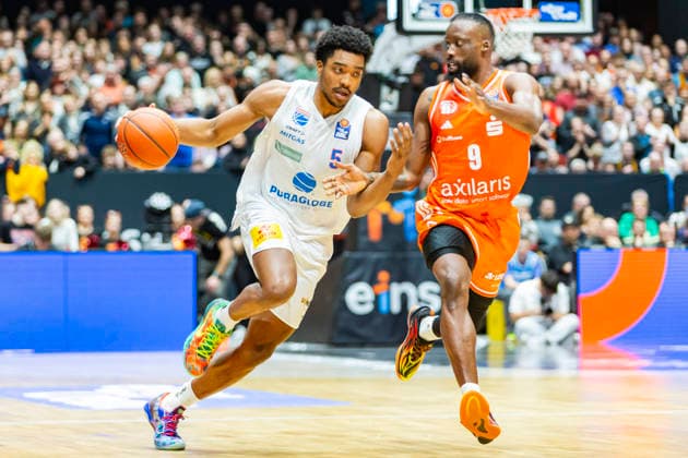 07.02.2026, xomx, Basketball easyCredit BBL Bundesliga, NINERS Chemnitz - MBC Syntainics Weißenfels v.l. Foster Marcus (SYNTAINICS MBC) am Ball im Zweikampf mit John Newman III (Niners Chemnitz) Chemnitz