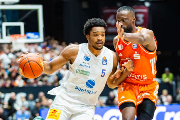 07.02.2026, xomx, Basketball easyCredit BBL Bundesliga, NINERS Chemnitz - MBC Syntainics Weißenfels v.l. Foster Marcus (SYNTAINICS MBC) am Ball im Zweikampf mit John Newman III (Niners Chemnitz) Chemnitz