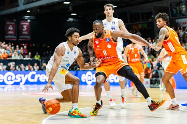 07.02.2026, xomx, Basketball easyCredit BBL Bundesliga, NINERS Chemnitz - MBC Syntainics Weißenfels v.l. Foster Marcus (SYNTAINICS MBC) am Ball im Zweikampf mit John Newman III (Niners Chemnitz) Chemnitz