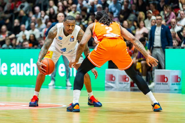 07.02.2026, xomx, Basketball easyCredit BBL Bundesliga, NINERS Chemnitz - MBC Syntainics Weißenfels v.l. Callison am Ball im Zweikampf mit Nike Sibande (Niners Chemnitz) Chemnitz