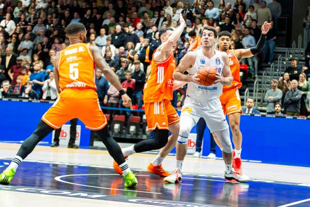 07.02.2026, xomx, Basketball easyCredit BBL Bundesliga, NINERS Chemnitz - MBC Syntainics Weißenfels v.l. Planinic Jure (SYNTAINICS MBC) am Ball. Chemnitz