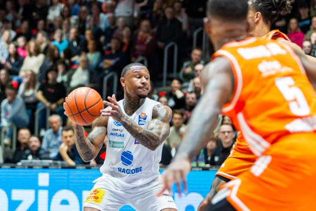 07.02.2026, xomx, Basketball easyCredit BBL Bundesliga, NINERS Chemnitz - MBC Syntainics Weißenfels v.l. Callison am Ball im Zweikampf mit Kevin Yebo (Niners Chemnitz) Chemnitz
