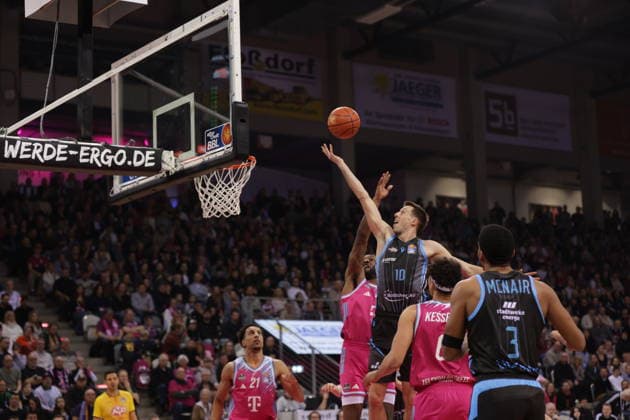Joe Wieskamp (Jena) am Ball gegen Jeff Garrett (Bonn), Telekom Baskets Bonn vs Science City Jena, easyCredit BBL, 19. Spieltag, Telekom Dome Bonn, 07.02.2026.