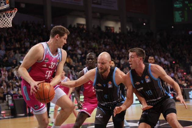 Patrick Heckmann (Bonn) am Ball gegen Robin Christen (Jena) und Joe Wieskamp (Jena), Telekom Baskets Bonn vs Science City Jena, easyCredit BBL, 19. Spieltag, Telekom Dome Bonn, 07.02.2026.