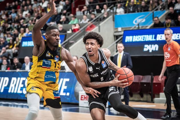 Demarcus Marquette Demonia (BMA365 Bamberg Baskets, 08) vs. Yorman Polas Bartolo (MHP RIESEN Ludwigsburg, 13) GER, MHP Riesen vs. BMA365 Bamberg Baskets, Basketball Bundesliga, easycredit BBL, 19. Spieltag, Spielzeit 2025 2026, 07.02.2026 GER, MHP Riesen vs. BMA365 Bamberg Baskets, Basketball Bundesliga, easycredit BBL, 19. Spieltag, Spielzeit 2025 2026, 07.02.2026 Ludwigsburg Copyright: xSandyxDinkelackerx EP_SDR