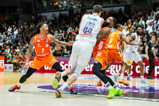 07.02.2026, xomx, Basketball easyCredit BBL Bundesliga, NINERS Chemnitz - MBC Syntainics Weißenfels v.l. Planinic Jure (SYNTAINICS MBC) prallt an Corey Davis Jr. (Niners Chemnitz) ab und geht zu Boden. Nike Sibande (Niners Chemnitz) Chemnitz