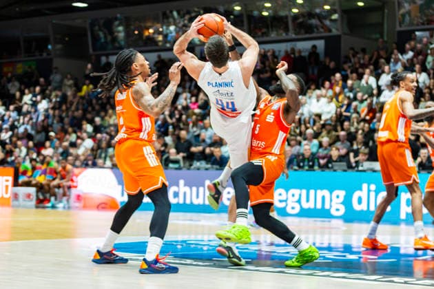 07.02.2026, xomx, Basketball easyCredit BBL Bundesliga, NINERS Chemnitz - MBC Syntainics Weißenfels v.l. Planinic Jure (SYNTAINICS MBC) prallt an Corey Davis Jr. (Niners Chemnitz) ab und geht zu Boden. Nike Sibande (Niners Chemnitz) Chemnitz