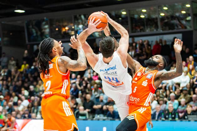 07.02.2026, xomx, Basketball easyCredit BBL Bundesliga, NINERS Chemnitz - MBC Syntainics Weißenfels v.l. Planinic Jure (SYNTAINICS MBC) prallt an Corey Davis Jr. (Niners Chemnitz) ab und geht zu Boden. Nike Sibande (Niners Chemnitz) Chemnitz