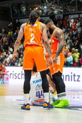 07.02.2026, xomx, Basketball easyCredit BBL Bundesliga, NINERS Chemnitz - MBC Syntainics Weißenfels v.l. Planinic Jure (SYNTAINICS MBC) prallt an Corey Davis Jr. (Niners Chemnitz) ab und geht zu Boden. Nike Sibande (Niners Chemnitz) Chemnitz
