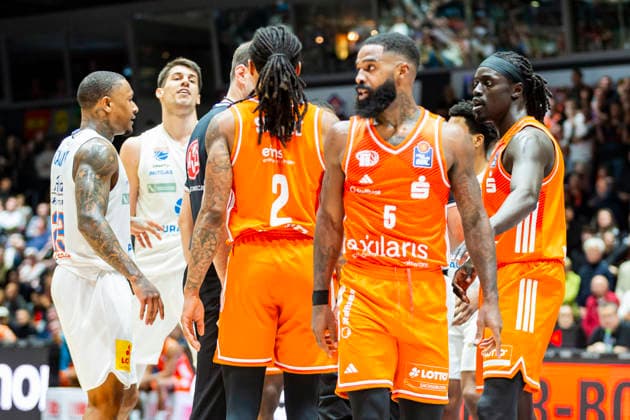 07.02.2026, xomx, Basketball easyCredit BBL Bundesliga, NINERS Chemnitz - MBC Syntainics Weißenfels v.l. Planinic Jure (SYNTAINICS MBC) prallt an Corey Davis Jr. (Niners Chemnitz) ab und geht zu Boden. Nike Sibande (Niners Chemnitz) Chemnitz