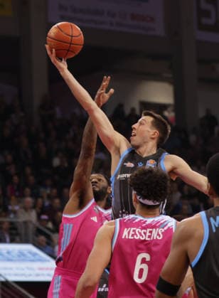 Joe Wieskamp (Jena) am Ball gegen Jeff Garrett (Bonn), Telekom Baskets Bonn vs Science City Jena, easyCredit BBL, 19. Spieltag, Telekom Dome Bonn, 07.02.2026.
