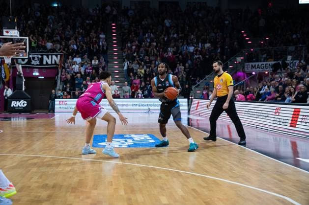 Spielaktion mit Keith Braxton JR (13; Science City Jena) im Vordergrund gegen Grayson Murphy (7, Telekom Baskets Bonn) in der EasyCredit BBL am 19. Spieltag in Bonn. Keith Braxton JR (13; Science City Jena) in Aktion