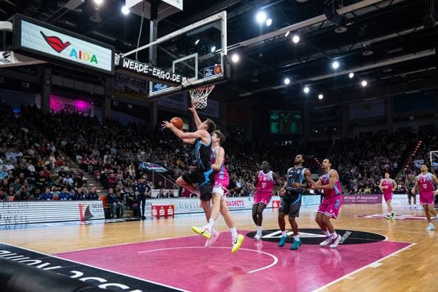 Spielaktion mit Joe Wieskamp (10, Science City Jena) mit Wurf unter dem Korb und Joel Aminu (21; Telekom Baskets Bonn) unter dem Korb in der EasyCredit BBL am 19. Spieltag in Bonn. Joe Wieskamp (10, Science City Jena) mit Wurf unter dem Korb