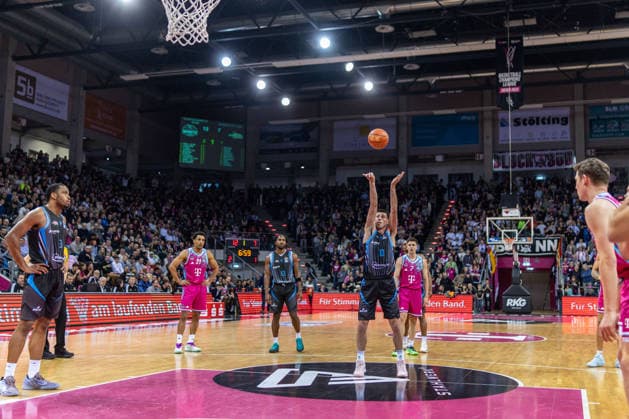 Joe Wieskamp (Science City Jena, 10) beim Freiwurf, Keith Lee Braxton JR (Science City Jena, 13, William McNair (Science City Jena, 03), Grayson Murphy (Telekom Baskets Bonn, 07), Joel Sadu Aminu (Telekom Baskets Bonn, 21) schauen zu Telekom Baskets Bonn vs. Science City Jena, Basketball, easy Credit BBL, 19. Spieltag, 2025 2026, 07.02.2026 Telekom Baskets Bonn vs. Science City Jena, Basketball, easy Credit BBL, 19. Spieltag, 2025 2026, 07.02.2026 Bonn Copyright: xEibner-Pressefoto GerhardxWingenx EP_GWR