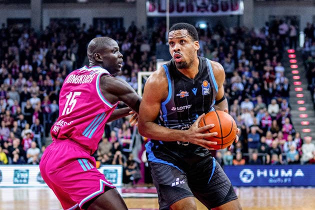 William McNair (Science City Jena, 03) vs Kur Jongkuch (Telekom Baskets Bonn, 15) Telekom Baskets Bonn vs. Science City Jena, Basketball, easy Credit BBL, 19. Spieltag, 2025 2026, 07.02.2026 Telekom Baskets Bonn vs. Science City Jena, Basketball, easy Credit BBL, 19. Spieltag, 2025 2026, 07.02.2026 Bonn Copyright: xEibner-Pressefoto GerhardxWingenx EP_GWR