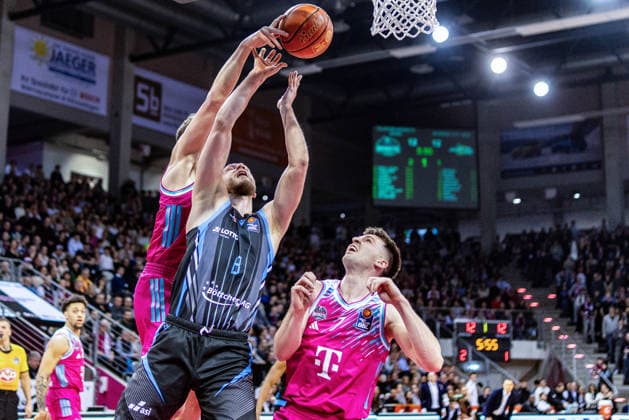 Robin Christen (Science City Jena, 08) vs Patrick Heckmann (Telekom Baskets Bonn, 33), Grayson Murphy (Telekom Baskets Bonn, 07) Telekom Baskets Bonn vs. Science City Jena, Basketball, easy Credit BBL, 19. Spieltag, 2025 2026, 07.02.2026 Telekom Baskets Bonn vs. Science City Jena, Basketball, easy Credit BBL, 19. Spieltag, 2025 2026, 07.02.2026 Bonn Copyright: xEibner-Pressefoto GerhardxWingenx EP_GWR