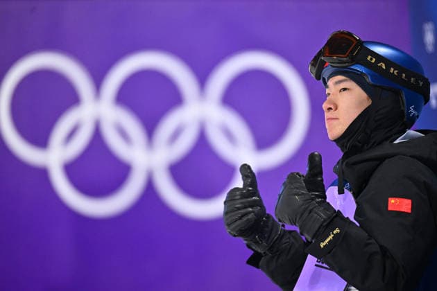 (260207) -- LIVIGNO, Feb. 7, 2026 -- Su Yiming of China gestures during the Men s Snowboard Big Air Final at the Milan-Cortina 2026 Olympic Winter games, Winterspiele,Spiele, Summer games in Livigno, Italy, Feb. 7, 2026. ) (MICO2026)ITALY-LIVIGNO-OLYMPIC WINTER GAMES-MEN S SNOWBOARD BIG AIR-FINAL ZhangxHongxiang 