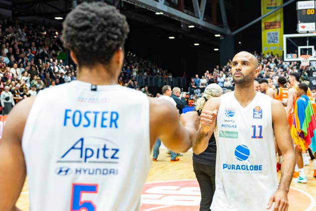 07.02.2026, xomx, Basketball easyCredit BBL Bundesliga, NINERS Chemnitz - MBC Syntainics Weißenfels v.l. Das Spiel ist vorbei. Foster Marcus (SYNTAINICS MBC) und Vargas Akeem (SYNTAINICS MBC) Chemnitz