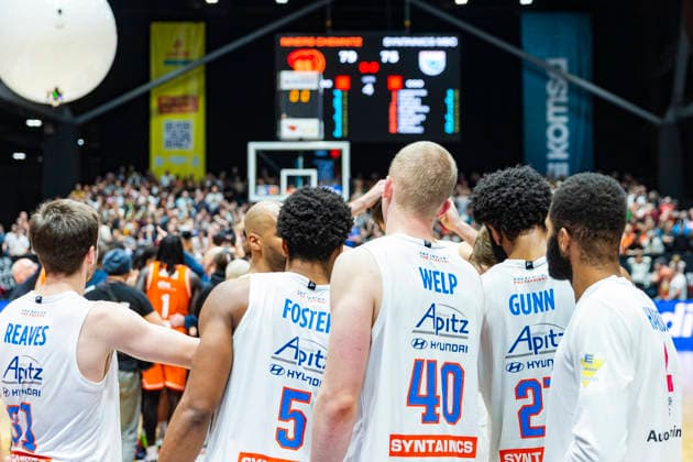 07.02.2026, xomx, Basketball easyCredit BBL Bundesliga, NINERS Chemnitz - MBC Syntainics Weißenfels v.l. Das Spiel ist vorbei. Spielerkreis, Mannschaftskreis, Abklatschen Chemnitz