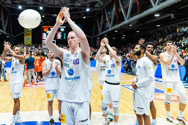 07.02.2026, xomx, Basketball easyCredit BBL Bundesliga, NINERS Chemnitz - MBC Syntainics Weißenfels v.l. Das Spiel ist vorbei. AbklatschenWelp Collin (SYNTAINICS MBC) Chemnitz