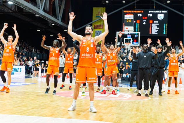 07.02.2026, xomx, Basketball easyCredit BBL Bundesliga, NINERS Chemnitz - MBC Syntainics Weißenfels v.l. Ds Spiel ist vorbei. Jubel bei den Mannen aus der Karl-Marx-Stadt. Jordan Schakel (Niners Chemnitz) Chemnitz