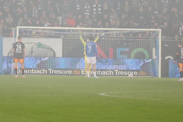 07.02.2026, xrekx, Fussball 2.Bundesliga, SV Darmstadt 98 - 1.FC Kaiserslautern v.l. Elfmeter zum 1:0 durch Fraser Hornby (SV Darmstadt 98) Julian Krahl (1.FC Kaiserslautern) (DFL DFB REGULATIONS PROHIBIT ANY USE OF PHOTOGRAPHS as IMAGE SEQUENCES and or QUASI-VIDEO) Darmstadt