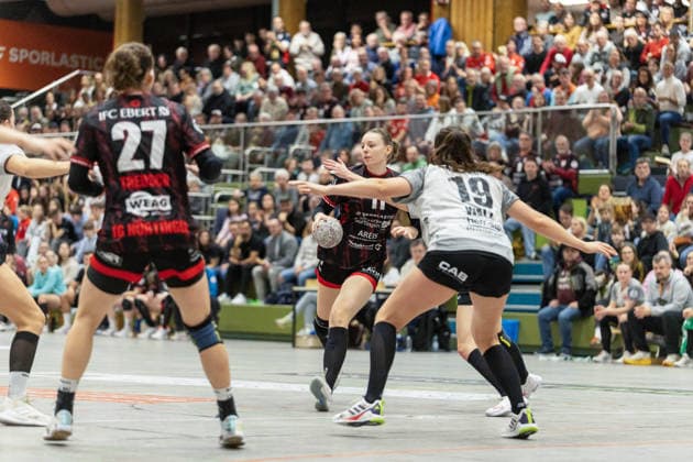 TG Nuertingen vs. HSG Freiburg, Handball,2.Alsco Handball Bundesliga Frauen, Spieltag 17, Saison 2025 2026, 07.02.2026 Nele Nusser (TG Nuertingen, 11TGN) im Duell mit Marit Walz (HSG Freiburg, 19HSG) TG Nuertingen vs. HSG Freiburg, Handball,2.Alsco Handball Bundesliga Frauen, Spieltag 17, Saison 2025 2026, 07.02.2026 Copyright: xEibner-Pressefoto DavidexDixGiovx EP_DGI
