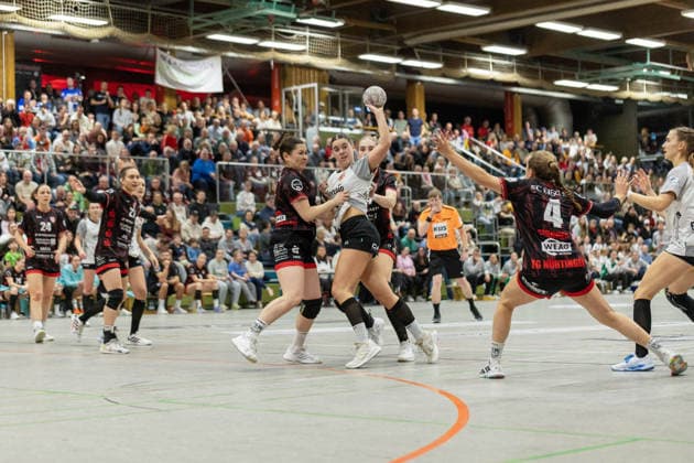 TG Nuertingen vs. HSG Freiburg, Handball,2.Alsco Handball Bundesliga Frauen, Spieltag 17, Saison 2025 2026, 07.02.2026 Lisa Wieder (TG Nuertingen, 07TGN) hat alles im Griff. TG Nuertingen vs. HSG Freiburg, Handball,2.Alsco Handball Bundesliga Frauen, Spieltag 17, Saison 2025 2026, 07.02.2026 Copyright: xEibner-Pressefoto DavidexDixGiovx EP_DGI
