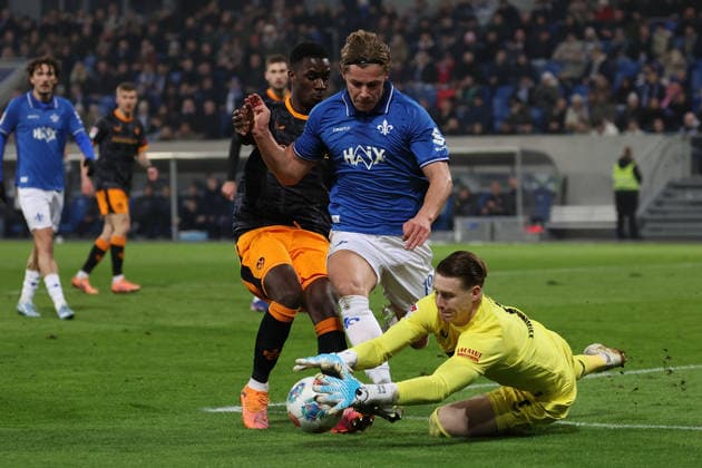 FBL-Germany 2.Bundesliga SV Darmstadt 98 - 1.FC Kaiserslautern Maxwell Gyamfi (1.FC Kaiserslautern), Fynn Luca Lakenmacher (SV Darmstadt 98), Torwart Julian Krahl (1.FC Kaiserslautern) battles for the Ball during the 2.Bundesliga 2025-26 match between SV Darmstadt 98 and 1.FC Kaiserslautern at Merckstadion am Böllenfalltor on 7 February 2026 in Darmstadt, Germany (DFL DFB REGULATIONS PROHIBIT ANY USE OF PHOTOGRAPHS as IMAGE SEQUENCES and or QUASI-VIDEO)