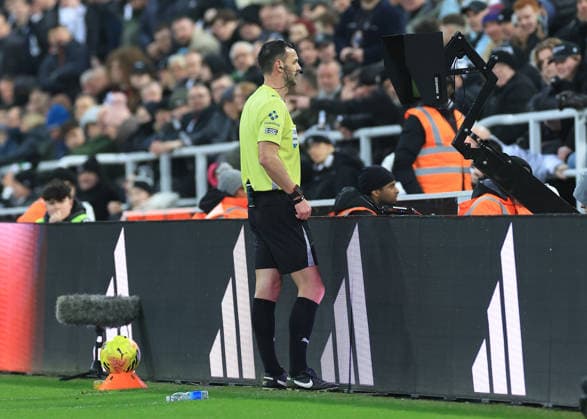 Newcastle United v Brentford Premier League Referee Andy Madley reviews VAR and subsequently awards a penalty to Newcastle United during the Premier League match at St. James s Park, Newcastle 07 02 2026 UK Newspapers OUT Copyright: xFredxPalmerx FIL-22936-0141