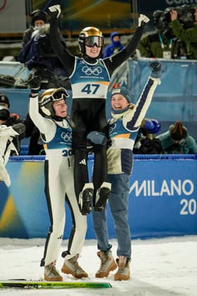 Winter Olympics in Milan Cortina 2026 Val di Fiemme 20260207. Norway s Anna Odine Strom is celebrated by Eirin Maria Kvandal and Silje Opseth after winning the women s individual normal hill Ski jumping, Skispringen, Ski, nordisch event in the Predazzo Ski Jumping Stadium during the Milan Cortina 2026 Winter Olympics. Photo: Terje Pedersen NTB Val di Fiemme Norway EDITORIAL USE ONLY. RESTRICTED USE FOR BETTING COMPANIES Ref:_SPOuYfDyJDBsSI.jpg *** Winter Olympics in Milan Cortina 2026 Val di Fiemme 20260207 Norway s Anna Odine Strom is celebrated by Eirin Maria Kvandal and Silje Opseth after winning the women s individual normal hill ski jumping event in the Predazzo Ski Jumping Stadium during the Milan Cortina 2026 Winter Olympics Photo Terje Pedersen NTB Val di Fiemme Norway EDITORIAL USE ONLY RESTRICTED USE FOR BETTING COMPANIES  Copyright: xTerjexPedersenx xNTBx