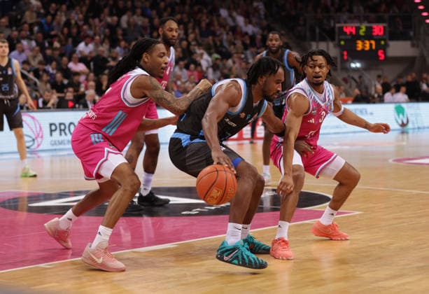 V.l. Jalen Finch (Bonn), Keith Braxton Jr. (Jena) und Zach Cooks (Bonn), Telekom Baskets Bonn vs Science City Jena, easyCredit BBL, 19. Spieltag, Telekom Dome Bonn, 07.02.2026.