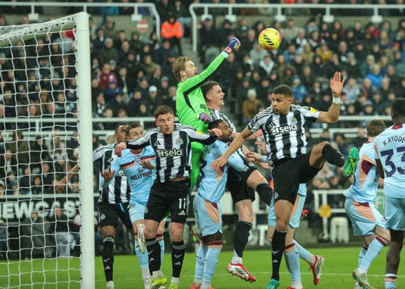 Premier League Newcastle Untied v Brentford Brentford goalkeeper Caoimhin Kelleher punches the ball clear during the Premier League match Newcastle Untied vs Brentford at St. James s Park, Newcastle, United Kingdom on 07 February 2026 (Photo by Richard Bierton News Images) Newcastle St. James s Park Tyne and Wear United Kingdom Copyright: xRichardxBierton NewsxImagesx