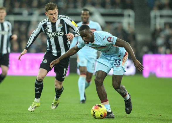Premier League Newcastle Untied v Brentford Michael Kayode of Brentford breaks with the ball during the Premier League match Newcastle Untied vs Brentford at St. James s Park, Newcastle, United Kingdom on 07 February 2026 (Photo by Richard Bierton News Images) Newcastle St. James s Park Tyne and Wear United Kingdom Copyright: xRichardxBierton NewsxImagesx