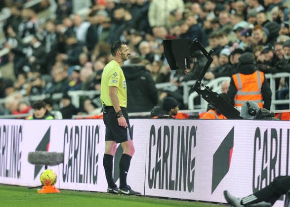 Premier League Newcastle Untied v Brentford referee Andrew Madley checks the VAR screen during the Premier League match Newcastle Untied vs Brentford at St. James s Park, Newcastle, United Kingdom on 07 February 2026 (Photo by Richard Bierton News Images) Newcastle St. James s Park Tyne and Wear United Kingdom Copyright: xRichardxBierton NewsxImagesx