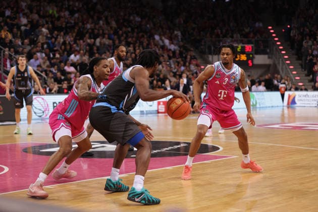 V.l. Jalen Finch (Bonn), Keith Braxton Jr. (Jena) und Zach Cooks (Bonn), Telekom Baskets Bonn vs Science City Jena, easyCredit BBL, 19. Spieltag, Telekom Dome Bonn, 07.02.2026.