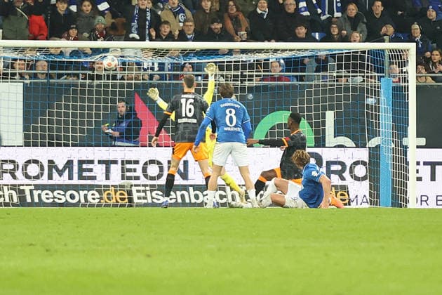 07.02.2026, xrekx, Fussball 2.Bundesliga, SV Darmstadt 98 - 1.FC Kaiserslautern v.l. Torschuss zum 2:0 durch Fynn Lakenmacher (SV Darmstadt 98) Julian Krahl (1.FC Kaiserslautern) (DFL DFB REGULATIONS PROHIBIT ANY USE OF PHOTOGRAPHS as IMAGE SEQUENCES and or QUASI-VIDEO) Darmstadt