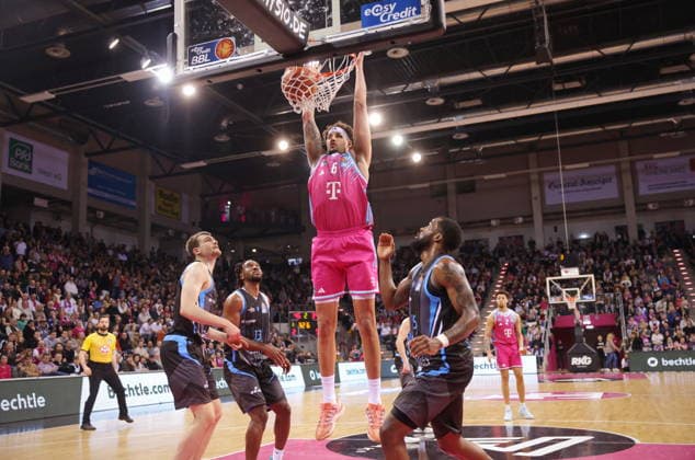 Dunking: Michael Kessens Telekom Baskets Bonn vs. Science City Jena 19. Speiltag - Saison 2025 26