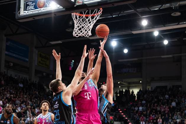 Spielaktion mit Michael Kessens (6, Telekom Baskets Bonn) und Naz Bohannon (15; Science City Jena) unter dem Korb in der EasyCredit BBL am 19. Spieltag in Bonn. Spielaktion mit Michael Kessens (6, Telekom Baskets Bonn) und Naz Bohannon (15; Science City Jena)