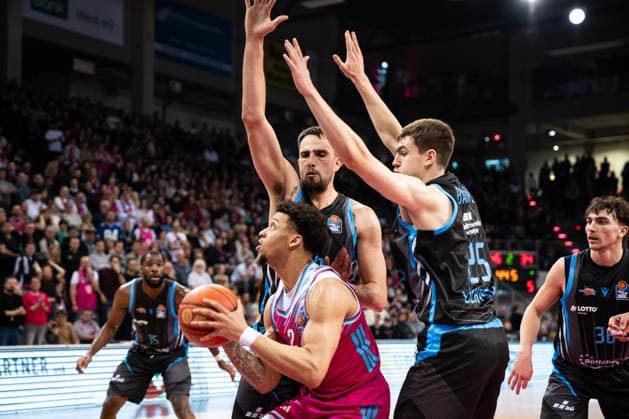 Spielaktion mit Alijah Comithier (2, Telekom Baskets Bonn), Alex Herrera (41; Science City Jena), Lorenz Bank (25; Science City Jena), Kristofer Krause (36; Science City Jena) und Naz Bohannon (15; Science City Jena) in der EasyCredit BBL am 19. Spieltag in Bonn. Spielaktion mit Alijah Comithier (2, Telekom Baskets Bonn) Alex Herrera (41; Science City Jena) und Teamkollegen