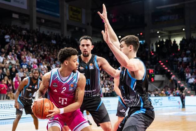 Spielaktion mit Alex Herrera (41; Science City Jena) im Vordergrund, Alijah Comithier (2; Telekom Baskets Bonn) mit Ball und Naz Bohannon (15; Science City Jena) in der Verteidigung in der EasyCredit BBL am 19. Spieltag in Bonn. Alex Herrera (41; Science City Jena) in Aktion mit Alijah Comithier (2; Telekom Baskets Bonn) und Naz Bohannon (15; Science City Jena)